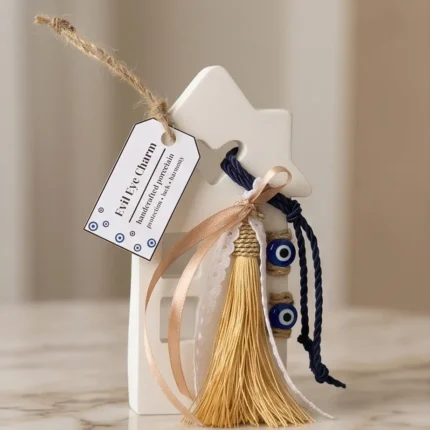 Σκανδιναβικό διακοσμητικό γούρι Gold Edition τοποθετημένο όρθιο πάνω σε μαρμάρινη επιφάνεια.
