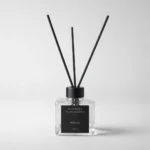 Χειροποίητο αρωματικό χώρου Myrrh & Tonka 100ml σε τετράγωνο γυάλινο μπουκάλι — byOlympia