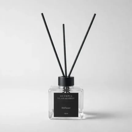 Χειροποίητο αρωματικό χώρου Myrrh & Tonka 100ml σε τετράγωνο γυάλινο μπουκάλι — byOlympia