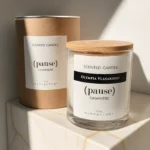 Αρωματικό κερί Cashmere The Olphactory σε μαρμάρινη επιφάνεια δίπλα στη συσκευασία του