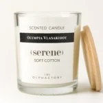 Αρωματικό κερί Soft Cotton The Olphactory με ξύλινο καπάκι ακουμπισμένο δίπλα