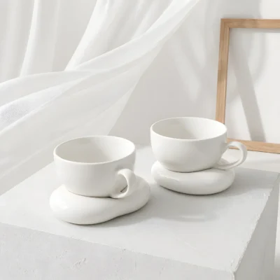 Σετ κούπες New Bone China με πορσελάνινα πιατάκια σε σχήμα βότσαλου