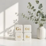 Χειροποίητοι πορσελάνινοι μαγνήτες Good Vibe με χρυσά γράμματα σε λευκό φόντο