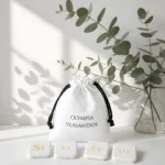 Πορσελάνινοι μαγνήτες Stay True με υφασμάτινο πουγκί byOlympia σε φυσικό φως