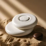 Χειροποίητο κηροπήγιο Stone Form White πάνω σε φυσική πέτρα με αναμμένο ρεσώ
