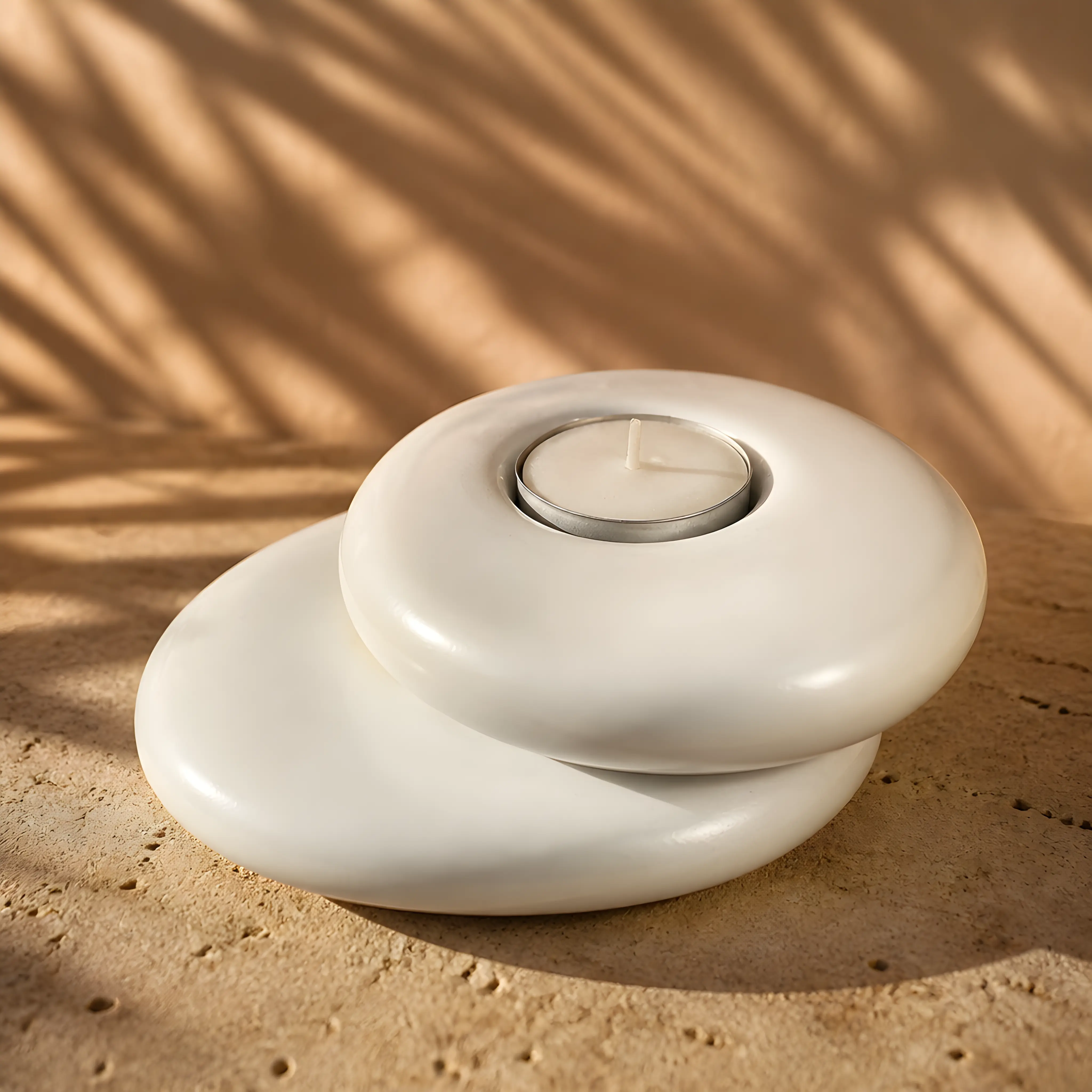 Χειροποίητο πορσελάνινο κηροπήγιο Stone Form White σε ατμοσφαιρικό φωτισμό με σκιές φυλλωσιάς