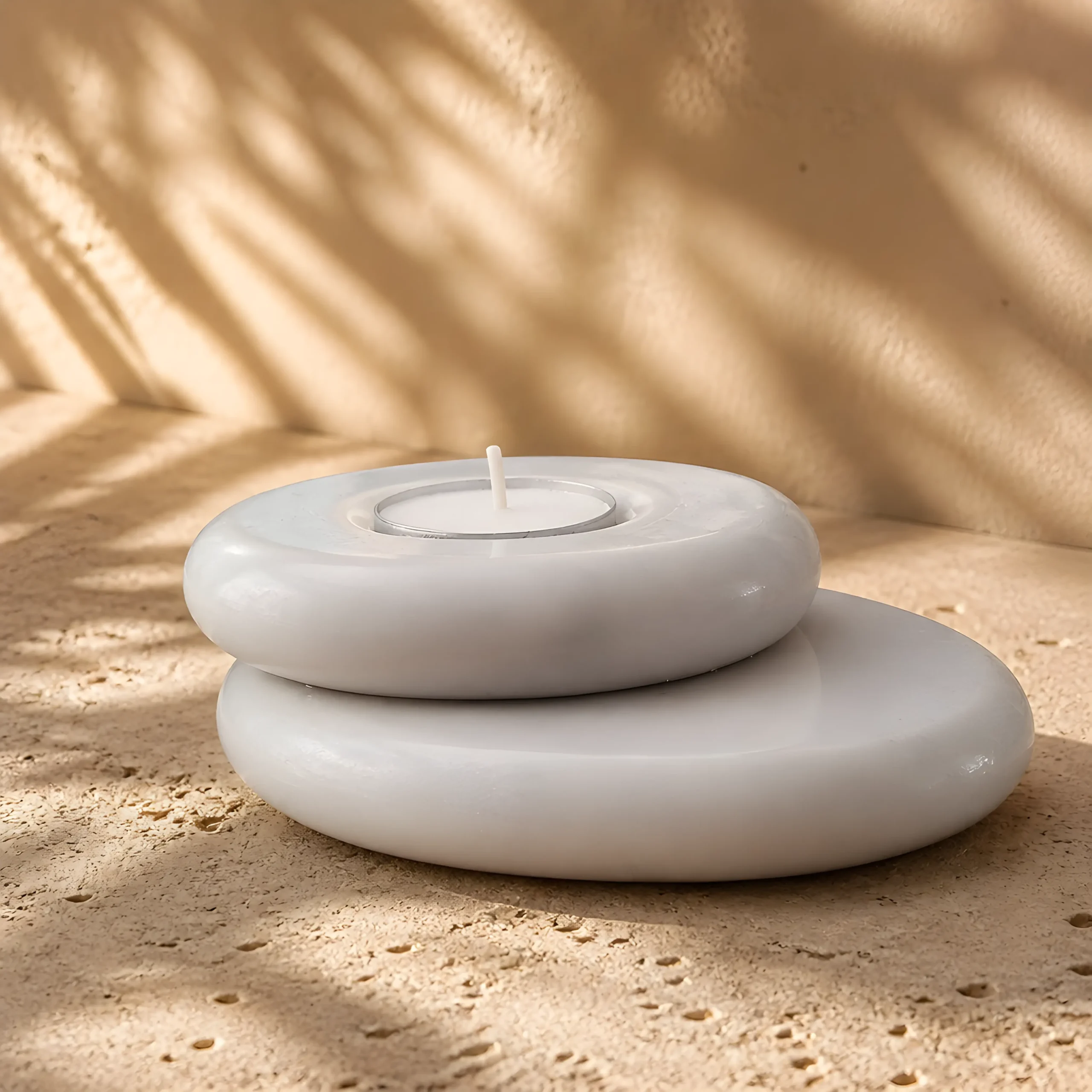 porselanino-kiropigio-stone-form-white-1 Πορσελάνινο κηροπήγιο Stone Form White με αναμμένο ρεσώ, μπροστινή όψη