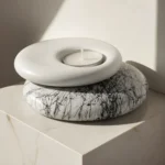 Κηροπήγιο Stone Form Marble Noir τοποθετημένο σε γωνία δωματίου