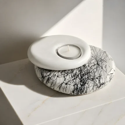 Πορσελάνινο κηροπήγιο Stone Form Marble Noir σε σχήμα βότσαλου με αναμμένο ρεσώ