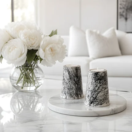 Κηροπήγια Marble Noir με αναμμένα ρεσώ σε τραπέζι σαλονιού