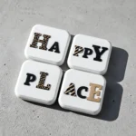 Σετ 4 χειροποίητων πορσελάνινων μαγνητών Happy Place με μαύρα γράμματα και χρυσές λεπτομέρειες