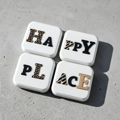 Σετ 4 χειροποίητων πορσελάνινων μαγνητών Happy Place με μαύρα γράμματα και χρυσές λεπτομέρειες