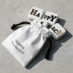 Μαγνήτες Happy Place και πουγκί δώρου σε εξωτερικό φόντο