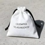 Χειροποίητο υφασμάτινο πουγκί byOlympia με εκτύπωση Olympia Vlasakidoy για τους μαγνήτες Shine Bright