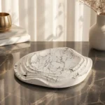 Διακοσμητικός δίσκος Marble Noir σε βιτρίνα σαλονιού με βάζο και βιβλία