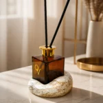 Κοντινό πλάνο του diffuser Whiskey Caramel με μαύρα fiber sticks και χρυσή λεπτομέρεια στο καπάκι