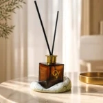 Diffuser Whiskey Caramel τοποθετημένο σε χώρο διακόσμησης, πάνω σε μαρμάρινη επιφάνεια