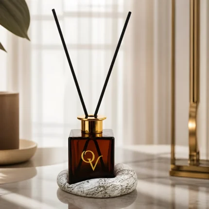 Luxury diffuser Whiskey Caramel σε τετράγωνο γυάλινο μπουκάλι Dark Amber με χρυσό καπάκι και βάση πορσελάνης Marble Gold