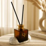 Diffuser τετράγωνο γυάλινο Dark Amber με μαύρα fiber sticks και χρυσό καπάκι, λεπτομέρεια