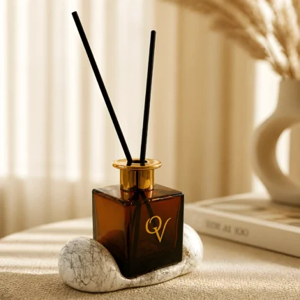 Diffuser τετράγωνο γυάλινο Dark Amber με μαύρα fiber sticks και χρυσό καπάκι, λεπτομέρεια