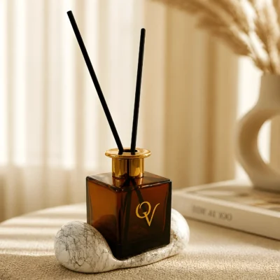 Diffuser τετράγωνο γυάλινο Dark Amber με μαύρα fiber sticks και χρυσό καπάκι, λεπτομέρεια