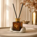 Diffuser Myrrh & Tonka σε βάση πορσελάνης Marble Gold, διακοσμητική σύνθεση σε τραπεζάκι