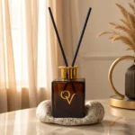 Luxury diffuser Dark Amber Myrrh & Tonka σε βάση πορσελάνης Marble Gold, μπροστινή όψη