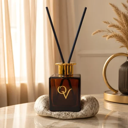 Luxury diffuser Dark Amber Myrrh & Tonka σε βάση πορσελάνης Marble Gold, μπροστινή όψη