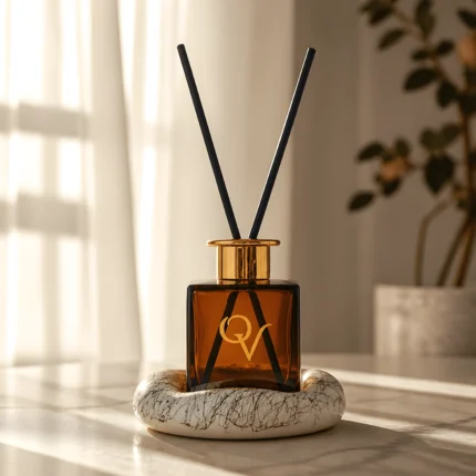 Αρωματικό χώρου diffuser Dark Amber με μαύρα fiber sticks σε φωτεινό δωμάτιο