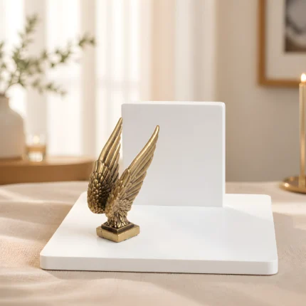 Χειροποίητη καρτοθήκη πορσελάνης Aurea Emblem με μεταλλικό στοιχείο Angel Wings σε λευκό φόντο