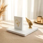 Καρτοθήκη Aurea Emblem με μονόγραμμα QV και μεταλλικό στοιχείο Angel Wings σε διακοσμημένο τραπέζι