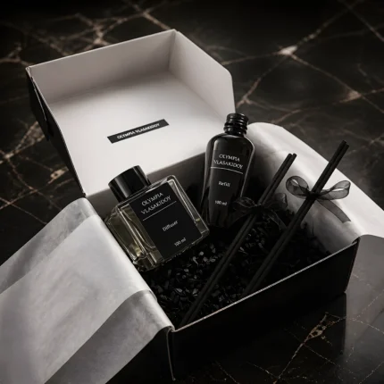 Ανοιγμένο gift box με diffuser, refill και fiber sticks μέσα σε μαύρη συσκευασία