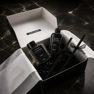 Ανοιγμένο gift box με diffuser, refill και fiber sticks μέσα σε μαύρη συσκευασία