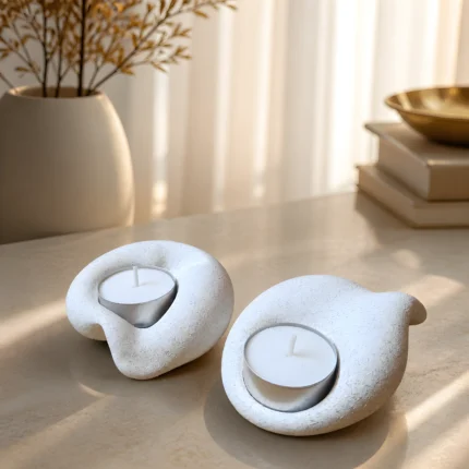 Σετ δύο κηροπηγίων Lumen duo με ρεσώ αναμμένα σε λευκή πορσελάνη με εφέ πέτρας
