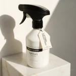 Σπρέι υφασμάτων Cashmere The Olphactory σε στυλιζαρισμένη σύνθεση με σύκα και φύλλα