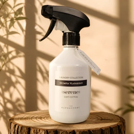 Σπρέι υφασμάτων Soft Cotton The Olphactory - λεπτομέρεια φιάλης σε ξύλινο κούτσουρο