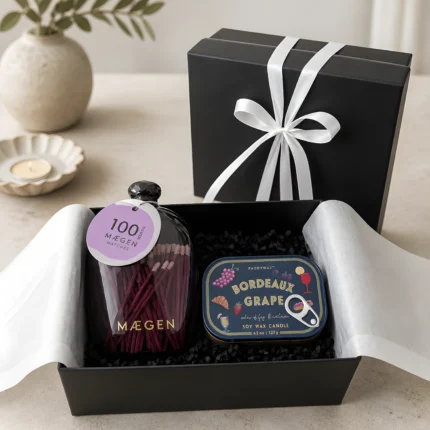 Premium gift box Scent & Flame με το κερί Bordeaux Grape και τα 100 σπίρτα ασφαλείας μέσα σε μαύρο κουτί δώρου με κορδέλα