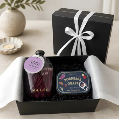 Premium gift box Scent & Flame με το κερί Bordeaux Grape και τα 100 σπίρτα ασφαλείας μέσα σε μαύρο κουτί δώρου με κορδέλα