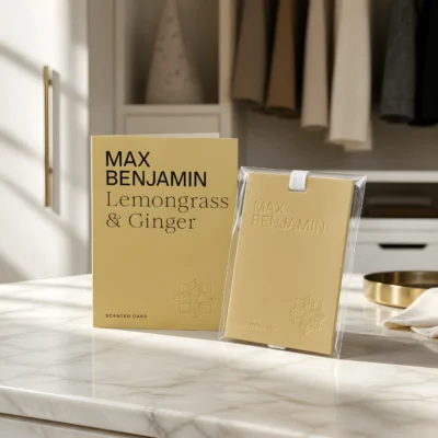 Αρωματική κάρτα Max Benjamin Lemongrass & Ginger σε συσκευασία δίπλα σε ανοιχτή κάρτα, πάνω σε πάγκο ντουλάπας