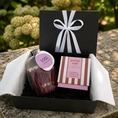 Premium gift box Scent & Flame με κερί σόγιας Grecian Sand και σπίρτα Maegen, ανοιχτό με λευκή κορδέλα