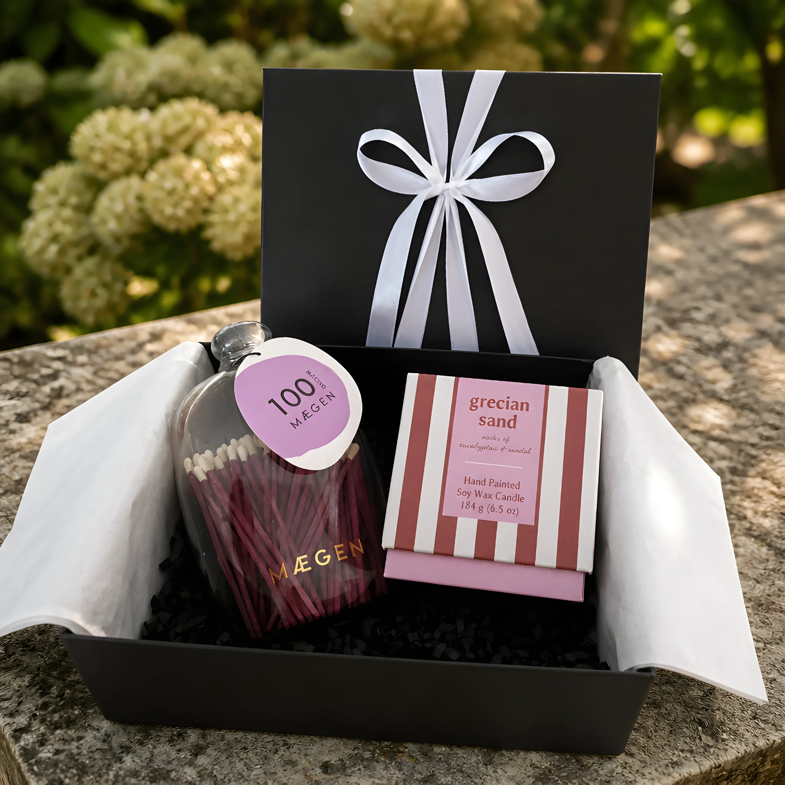 premium-gift-box-scent-flame-grecian-sand-cabana-1 Premium gift box Scent & Flame με κερί σόγιας Grecian Sand και σπίρτα Maegen, ανοιχτό με λευκή κορδέλα