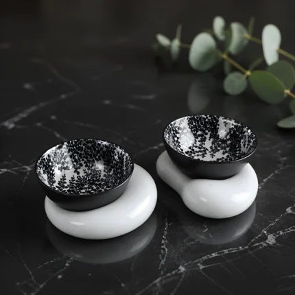 Σετ μπολ για ντιπ Connecting Pebble με βάσεις λευκής πορσελάνης σε μαρμάρινη επιφάνεια