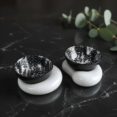 Σετ μπολ για ντιπ Connecting Pebble με βάσεις λευκής πορσελάνης σε μαρμάρινη επιφάνεια