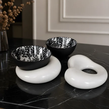 Χειροποίητες βάσεις πορσελάνης Connecting Pebble ενωμένες και ξεχωριστές, με τα μπολάκια δίπλα