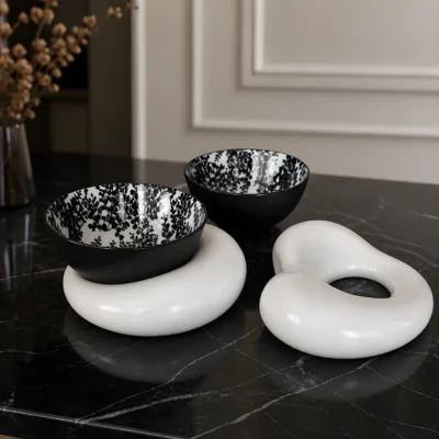 Χειροποίητες βάσεις πορσελάνης Connecting Pebble ενωμένες και ξεχωριστές, με τα μπολάκια δίπλα