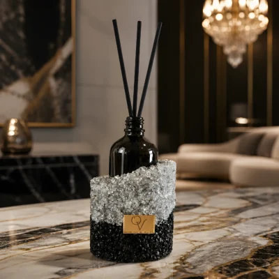 Gemstone Black & White δοχείο diffuser με μπουκάλι και sticks σε πολυτελές σαλόνι